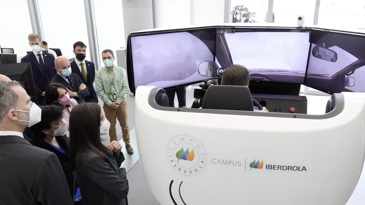 Los Reyes de España observan el simulador Simescar de Simumak en el Campus Iberdrola
