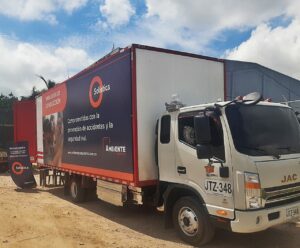 aula móvil simulador de camión Simumak con sofistica coca-cola