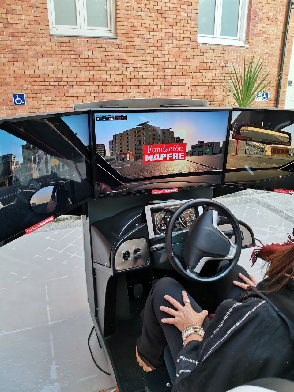 estudio Mapfre uso del móvil al volante con simulador Simescar de simumak