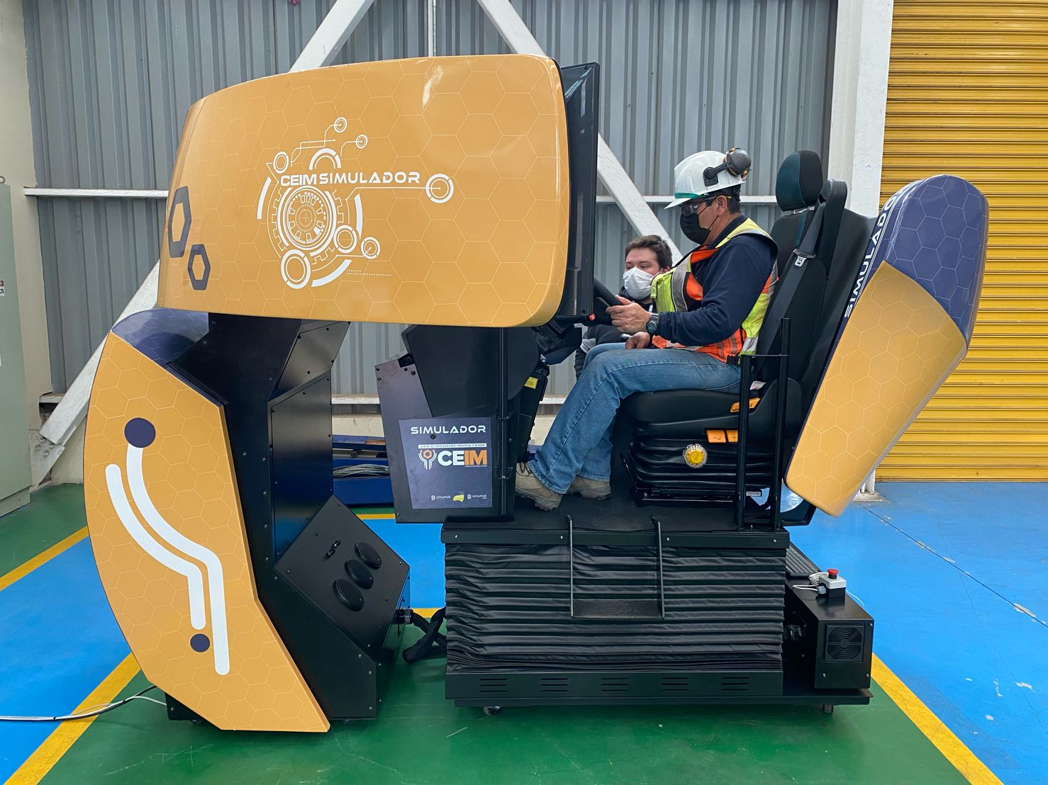 Simulador de camión para conducción en zonas mineras en CEIM