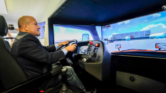 Simulador de camión en el IDEFT de Jalisco inaugurado por Enrique Alfaro, gobernador