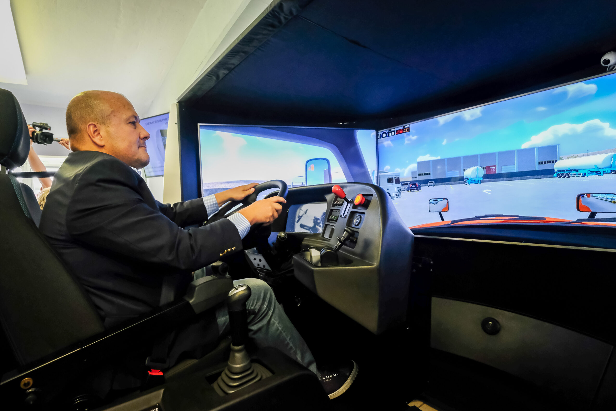 Truck simulator at the IDEFT in Jalisco inaugurated by Enrique Alfaro, Governor